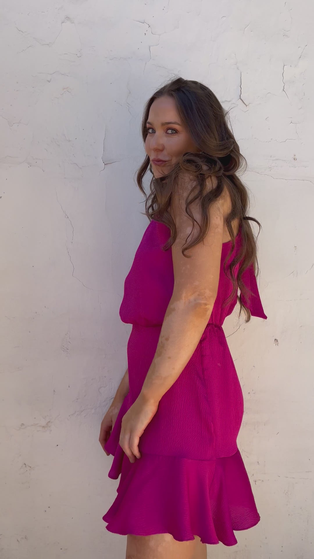 Vestido Corto de Fiesta Sofía Halter Magenta