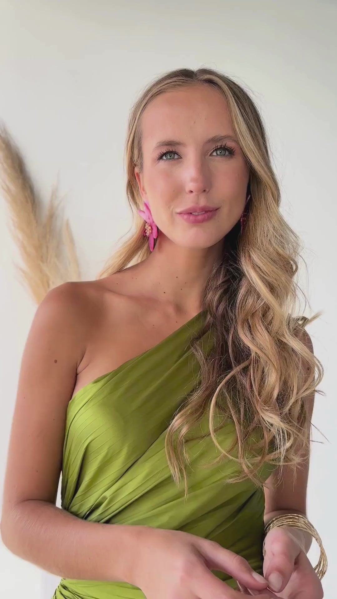 Vestido de Fiesta Largo Lucía un Hombro Verde Limón