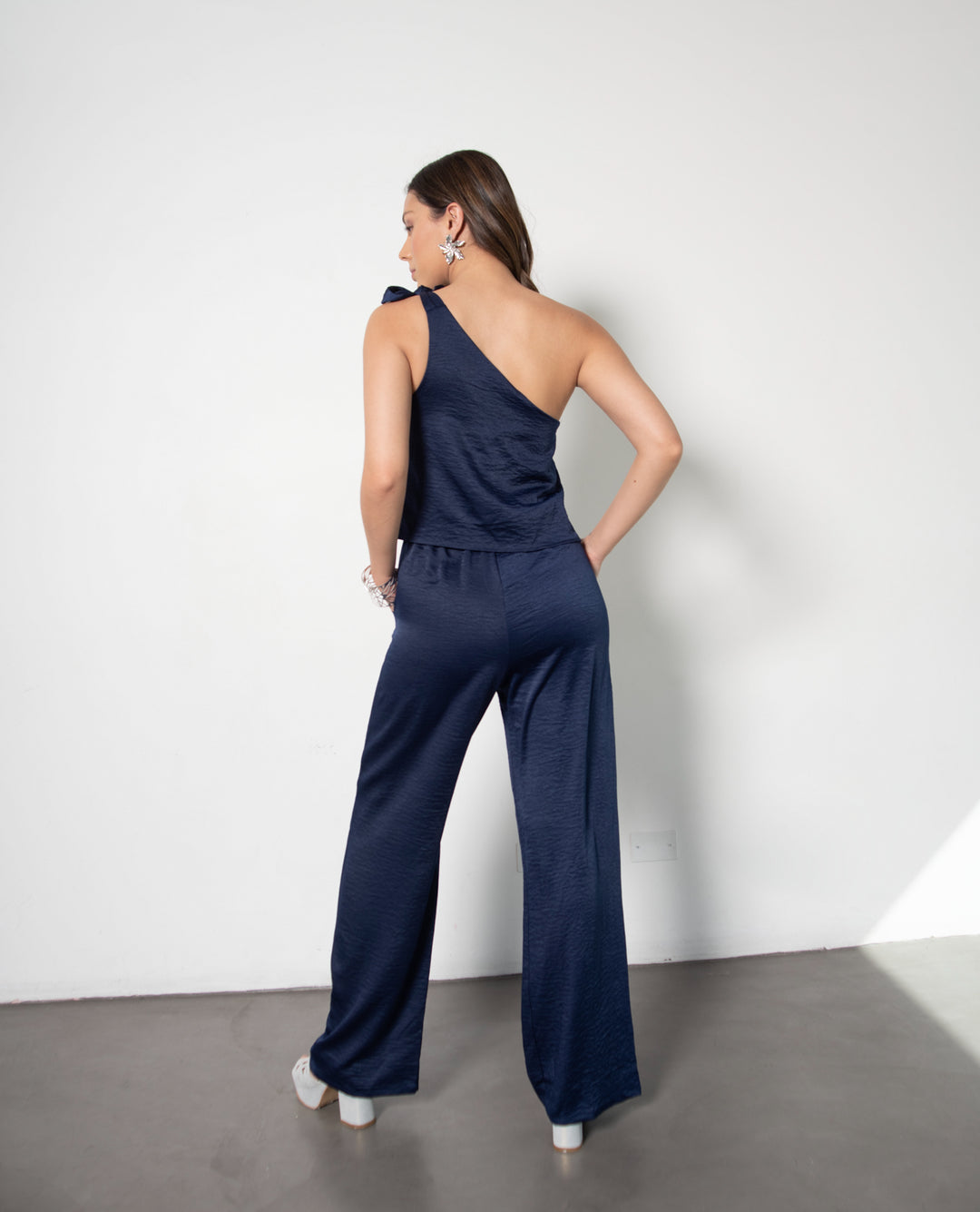 ENTERITO DE FIESTA LARGO ALE UN HOMBRO AZUL OSCURO