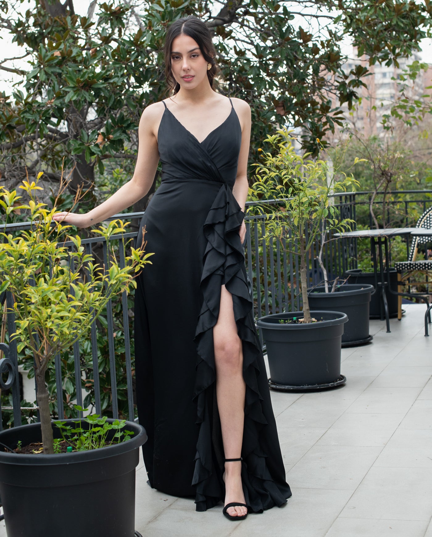 morenas con vestido negro