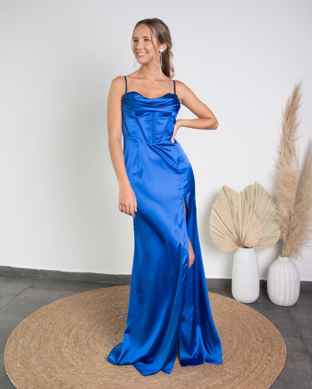 Modelo muestra Maxi Vestido Corset Azul Royal vista frontal