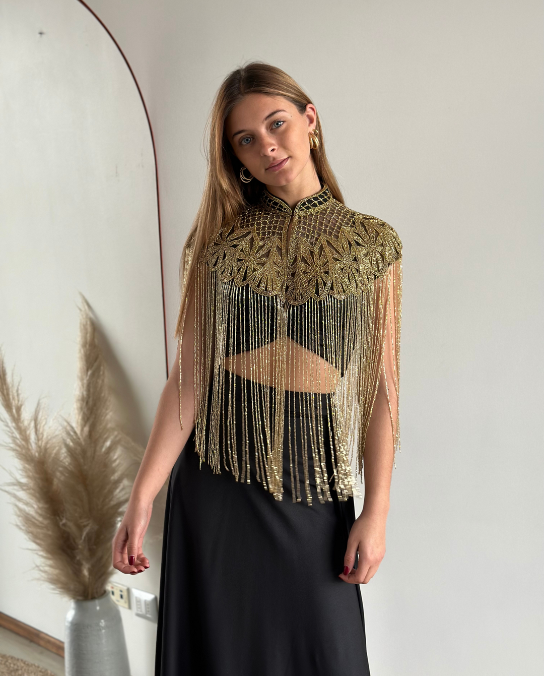 CAPA KRISHA BORDADA MOSTACILLAS NEGRO/DORADO U
