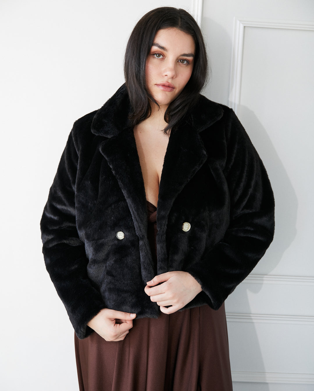 Peludo Renata Botones Marmoleados Negro