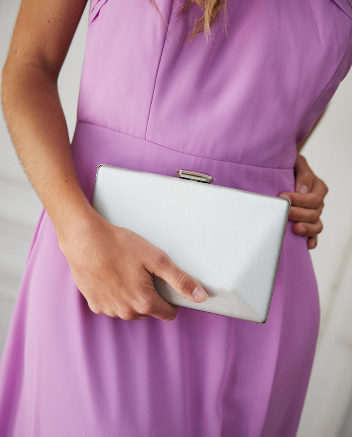 Clutch Lorena Rectangular con Broche  Plano Plateado