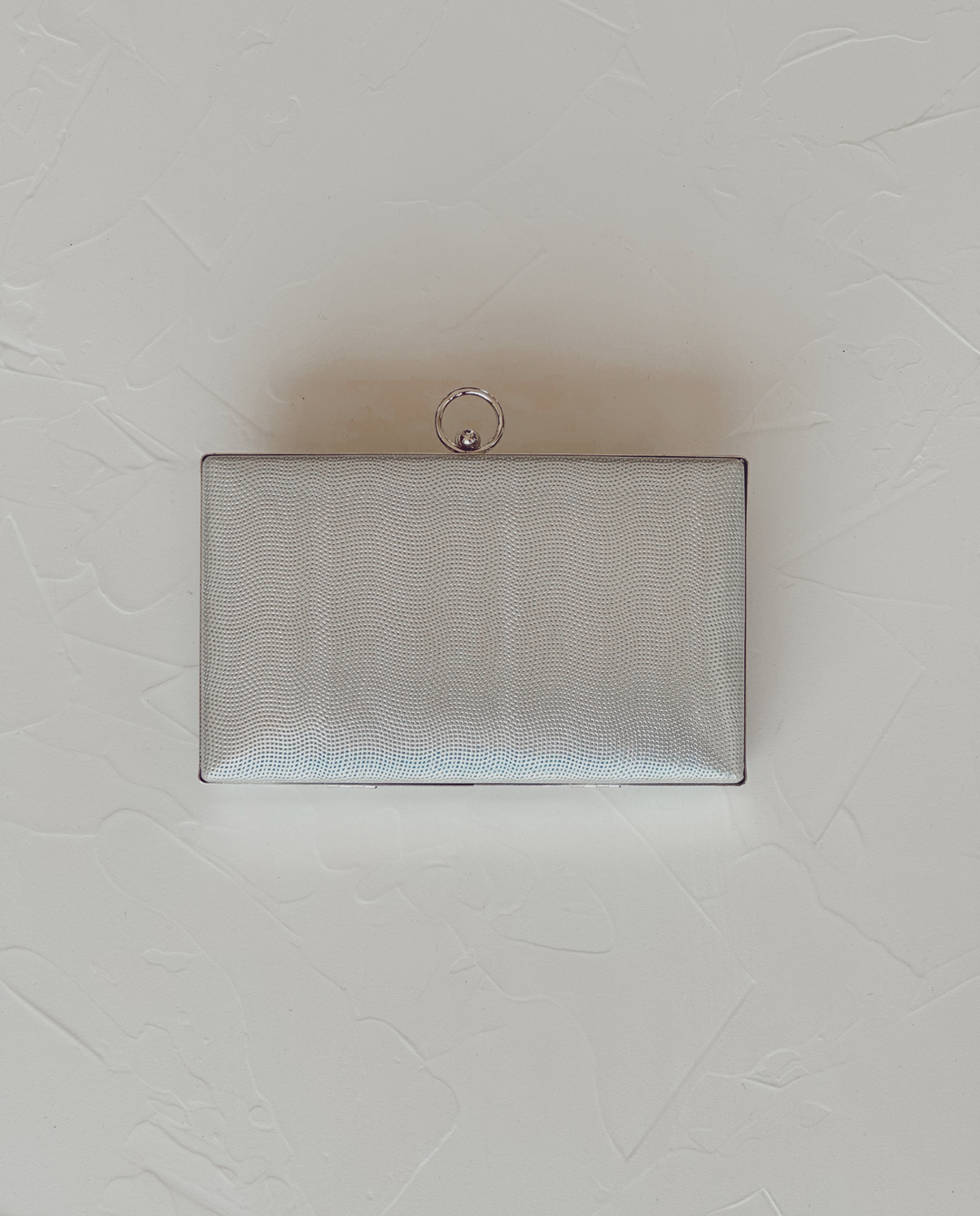 CLUTCH LORENZA RECTANGULAR CON BROCHE ANILLO PLATEADO