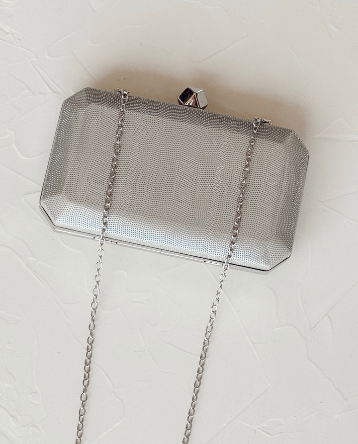 CLUTCH ANTONIETA OCTAGONAL CON BROCHE DIAMANTE PLATEADO