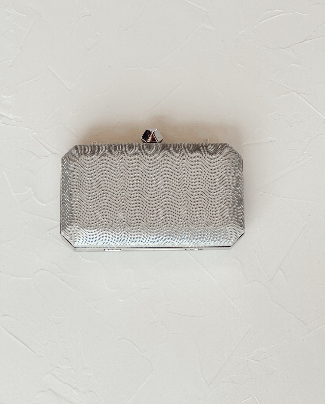 CLUTCH ANTONIETA OCTAGONAL CON BROCHE DIAMANTE PLATEADO