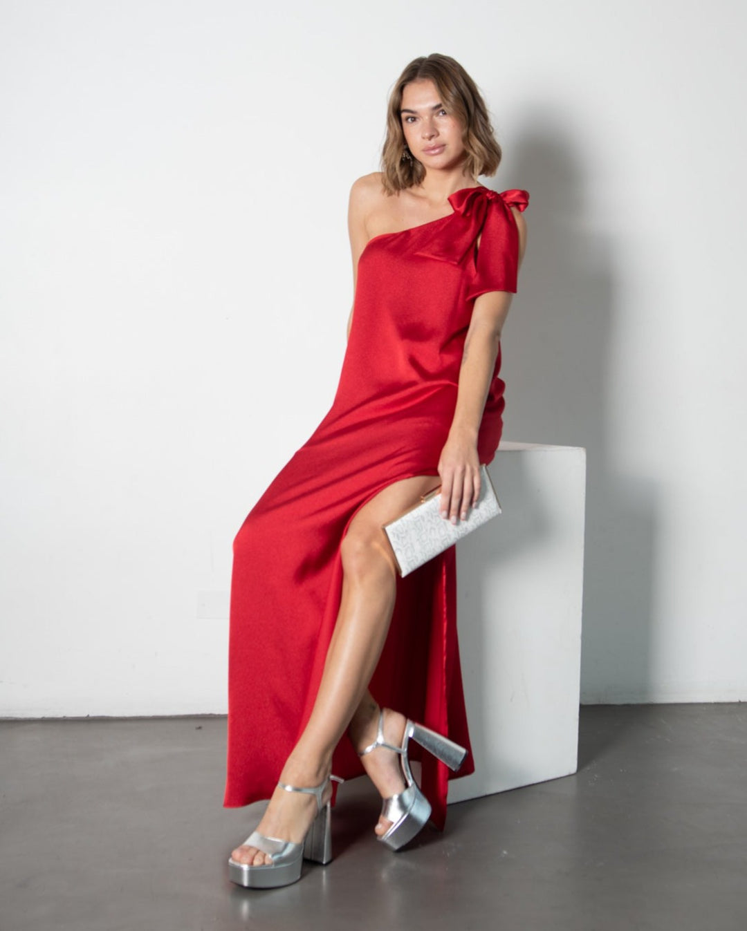 Vestido Plateado Vestido Rojo Uñas De Que Color VESTIDO LARGO