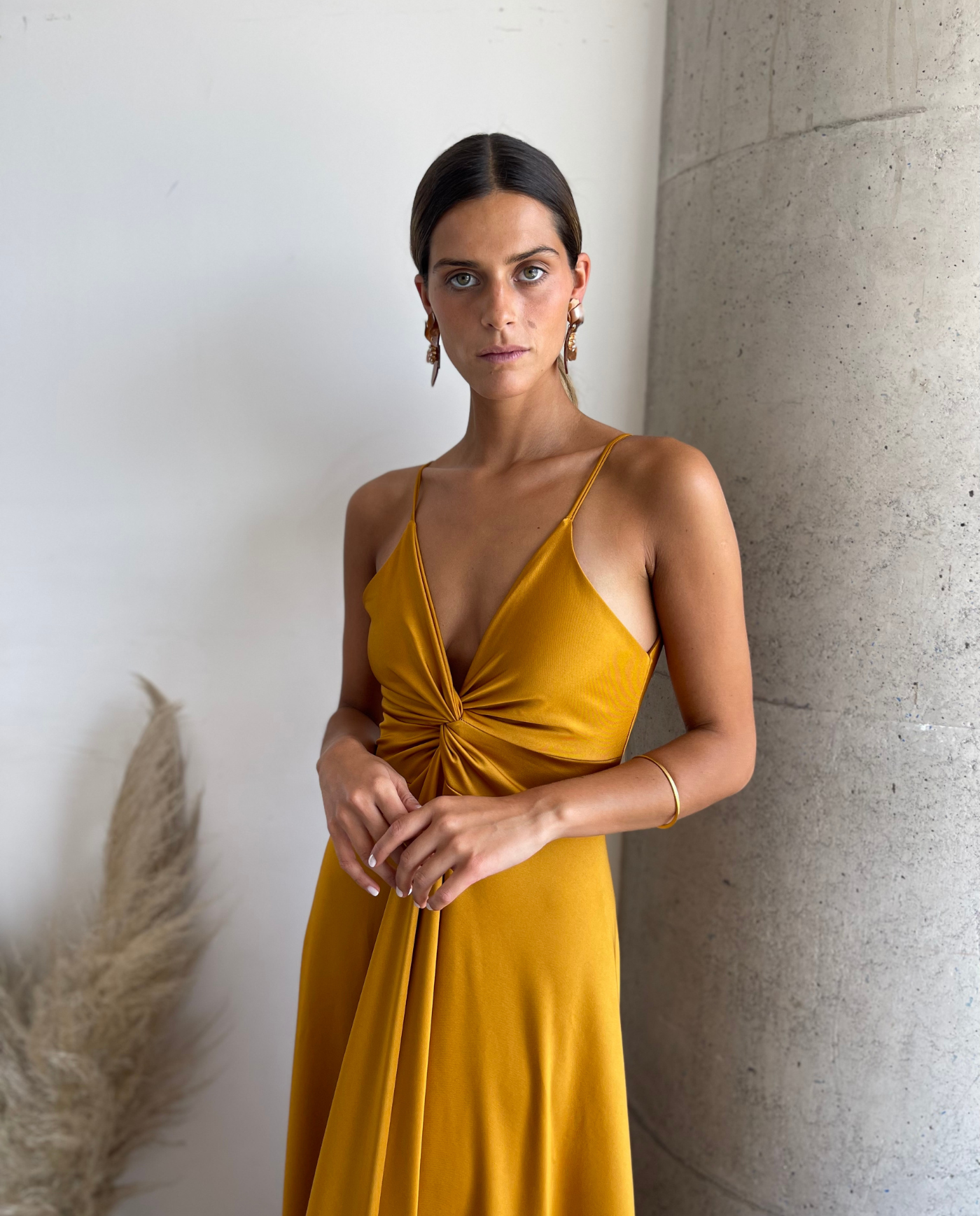 VESTIDO DE FIESTA LARGO NUDO MOSTAZA MI PLACARD